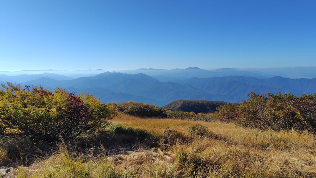 青雲岳の山頂から見た燧ケ岳方面