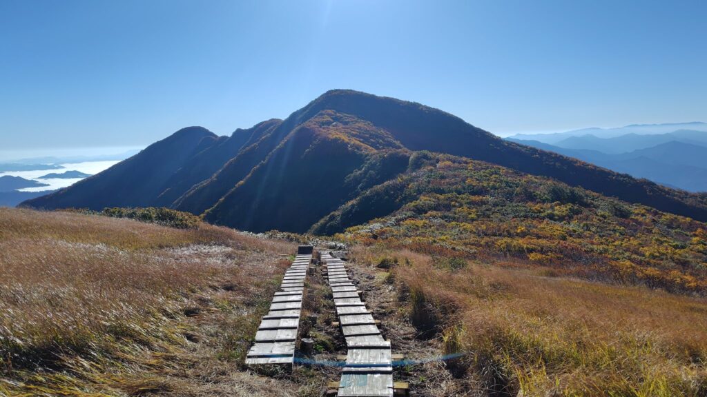 青雲岳から見た木道の先の守門岳（袴岳）