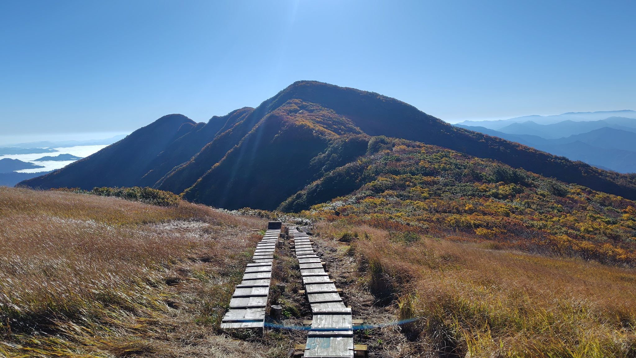 青雲岳から見た木道の先の守門岳（袴岳）