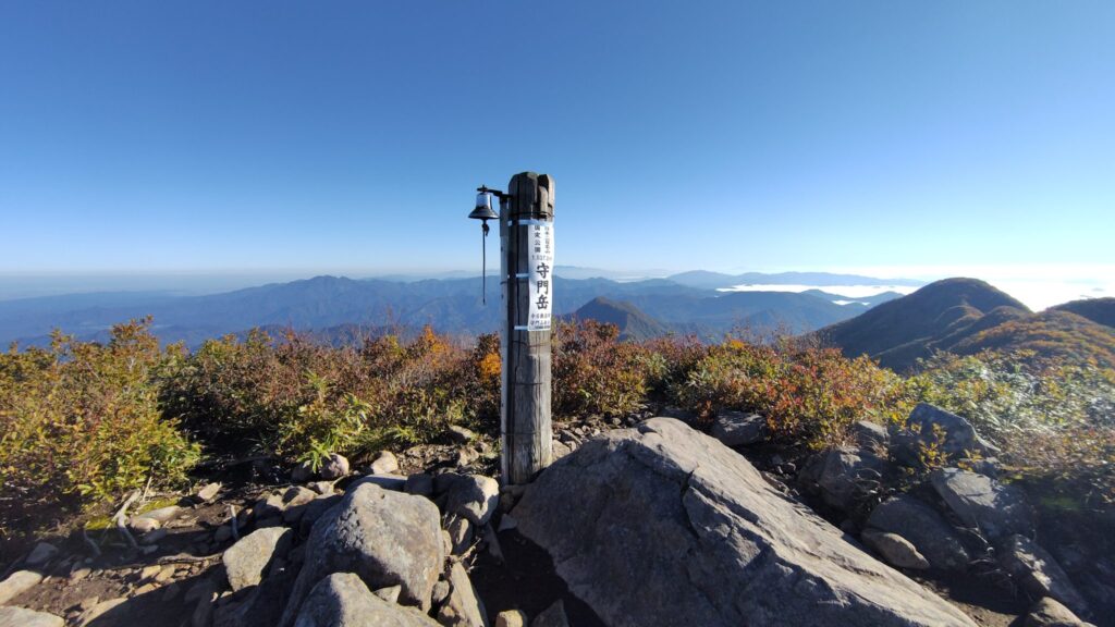 守門岳(袴岳)の山頂標柱