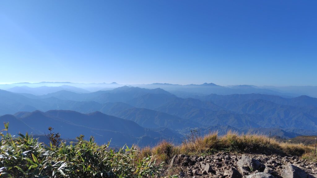 守門岳の山頂から見た燧ケ岳方面