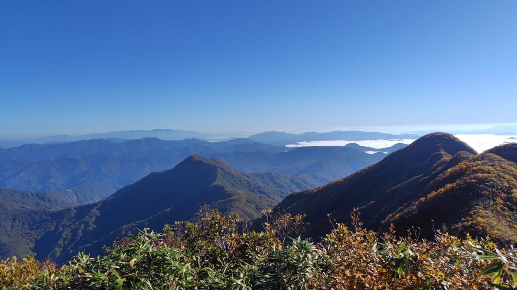 守門岳の山頂から見た飯豊山方面
