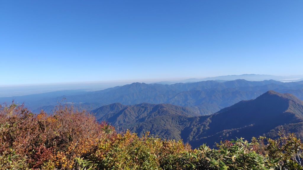 守門岳の山頂から見た御神楽岳方面