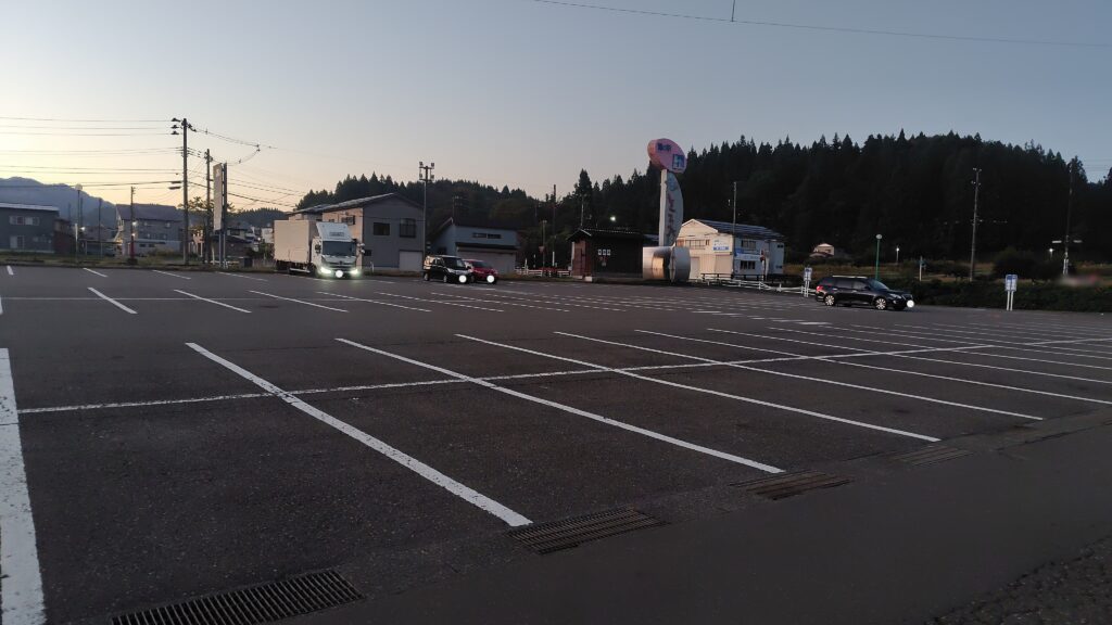 道の駅 R290とちおの普通車駐車場と奥の大型車駐車場