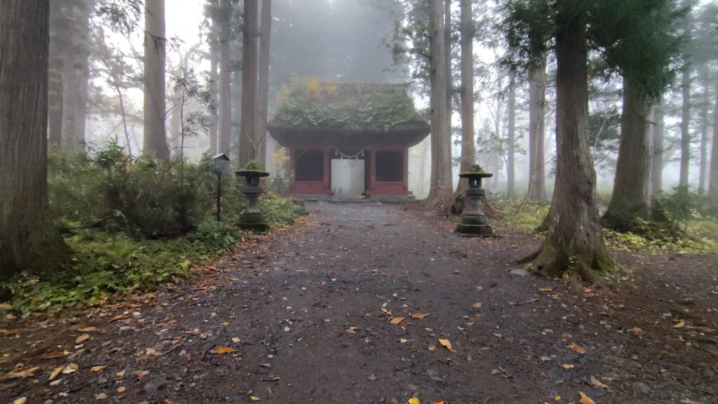 奥社参道の途中にある随神門