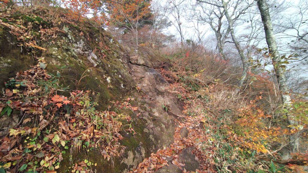岩が出てくる登山道