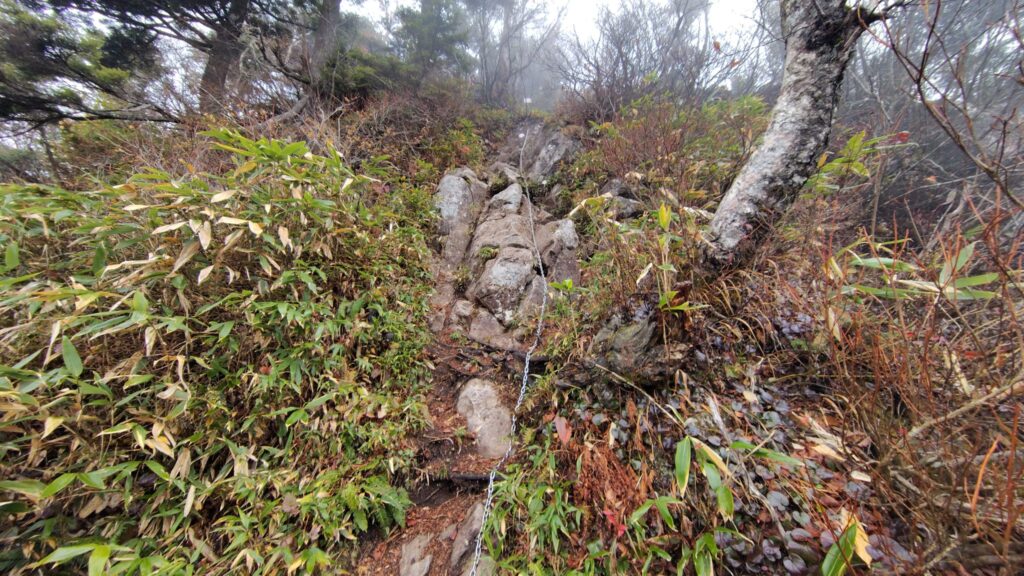 九頭龍山から一不動避難小屋へ向かう途中の鎖場