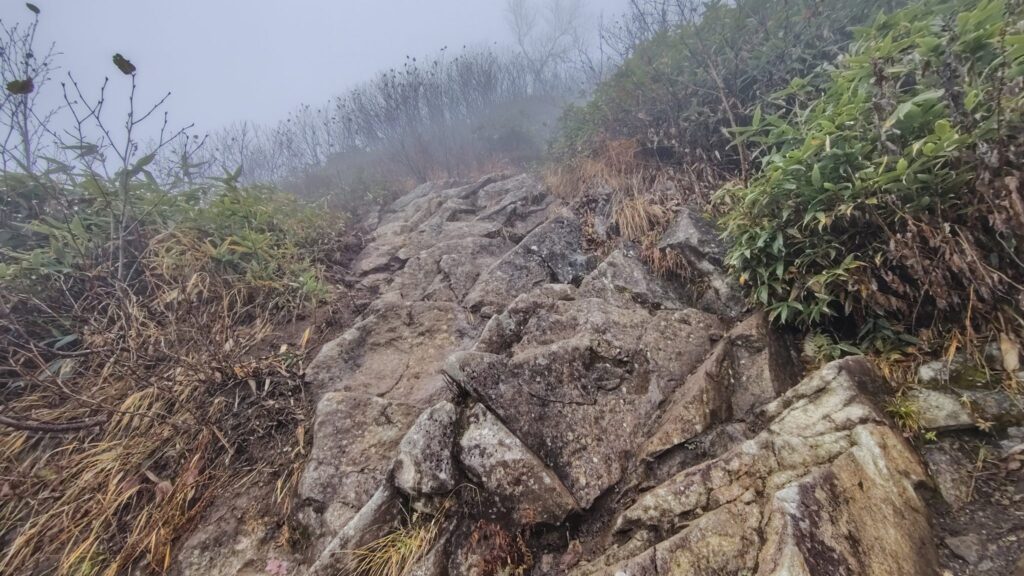 高妻山の山頂手前の急な岩場